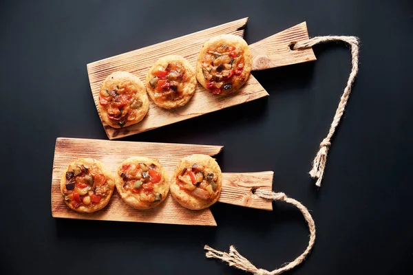 Mini Pizzas Tradicionales Españolas Horneadas Con Cocas Sobre Tabla Madera — Foto de Stock