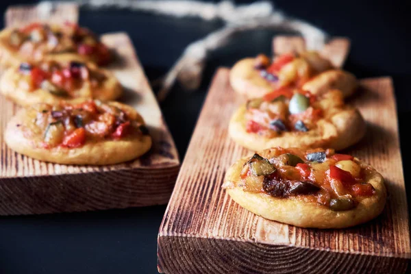 Primer Plano Las Tradicionales Mini Pizzas Cocción Española Sobre Tabla — Foto de Stock