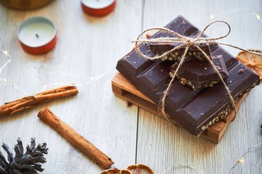 Tipik İspanyol Noel çikolata turron veya Nuga ahşap masa süslemeleri ile üzerinde. Yeni yıl ve Tatil Sezon.