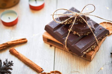 Tipik İspanyol Noel çikolata turron veya Nuga ahşap masa süslemeleri ile üzerinde. Yeni yıl ve Tatil Sezon.