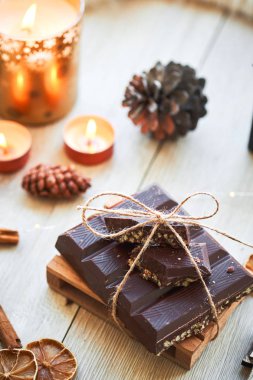 Tipik İspanyol Noel çikolata turron veya Nuga ahşap masa süslemeleri ve mum üzerinde. Yeni yıl ve tatil sezonu. Rahat bir atmosfer.