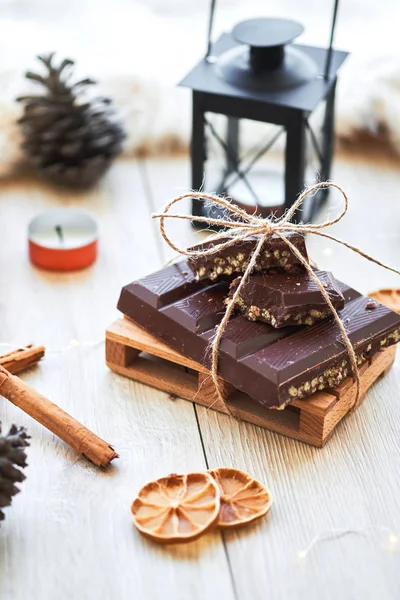 Tipik İspanyol Noel turron veya Nuga ahşap masa süslemeleri ile üzerinde. Yeni yıl ve Tatil Sezon.