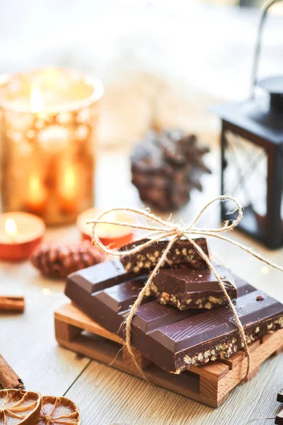 Tipik İspanyol Noel çikolata turron veya Nuga ahşap masa süslemeleri ve mum üzerinde. Yeni yıl ve tatil sezonu. Rahat bir atmosfer.