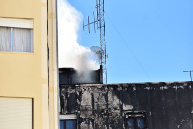 Denia Alicante İspanya 17 Aralık 2018 yılında ev kapsayan yanık plastik üzerinde yanmış. Dnia, İspanya'nın ortasında ateş. Frefighters yangın söndürmek.