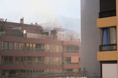 Denia Alicante İspanya 17 Aralık 2018 yılında ev kapsayan yanık plastik üzerinde yanmış. Dnia, İspanya'nın ortasında ateş. Frefighters yangın söndürmek.