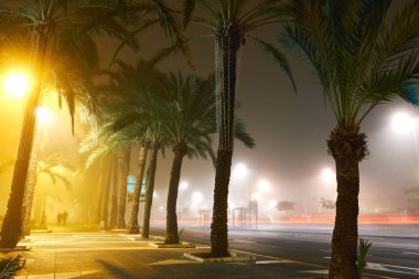 İspanya Denia 06 th Aralık 2018 gece fotoğraf Denia sokaklarda sis