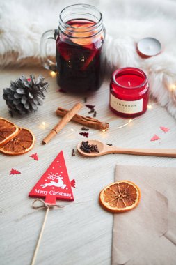 Meyveleri, mumlar ve ahşap masa türü sıcak mulled şarap ile Noel kompozisyon .