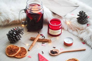 Meyveleri, mumlar ve ahşap masa türü sıcak mulled şarap ile Noel kompozisyon .