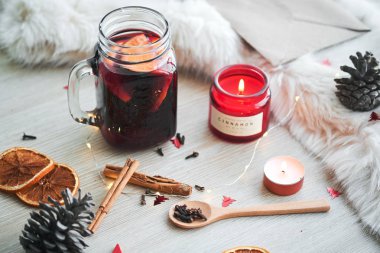 Meyveleri, mumlar ve ahşap masa türü sıcak mulled şarap ile Noel kompozisyon .