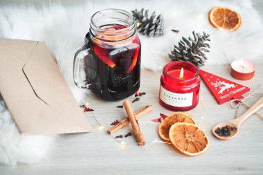 Meyveleri, mumlar ve ahşap masa türü sıcak mulled şarap ile Noel kompozisyon .