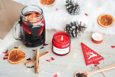 Meyveleri, mumlar ve ahşap masa türü sıcak mulled şarap ile Noel kompozisyon .