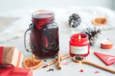 Meyveleri, mumlar ve ahşap masa türü sıcak mulled şarap ile Noel kompozisyon .