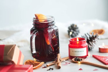 Meyveleri, mumlar ve ahşap masa türü sıcak mulled şarap ile Noel kompozisyon .