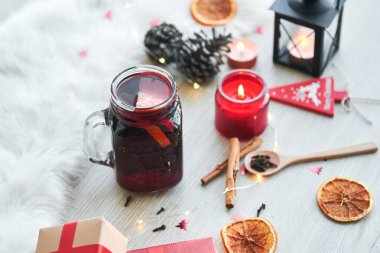 Meyveleri, mumlar ve ahşap masa türü sıcak mulled şarap ile Noel kompozisyon .