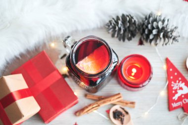 Üstten görünüm bir sıcak şarap, mumlar ve türler tablo üzerinde mulled. Noel kompozisyon ve dekorasyon.