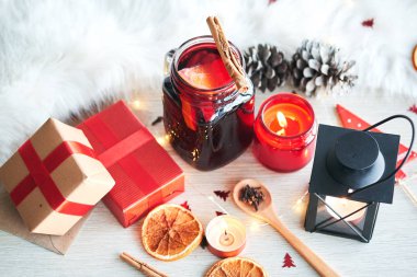 Üst kısmında bir sıcak şarap, mumlar, hediyeler ve türler tablo üzerinde mulled. Noel kompozisyon ve dekorasyon.