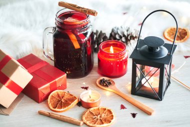 Noel kompozisyon ile sıcak bir fincan meyve, mumlar, hediyeler ve türler tablo ile şarap mulled. Tatil ruh hali.
