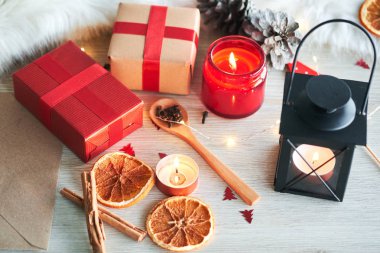 Güzel yeni yıl iç dekorasyon Noel dekor ve fener mum ile. Tatil Sezon.