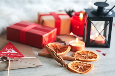Güzel yeni yıl iç dekorasyon Noel dekor ve fener mum ile. Tatil Sezon.
