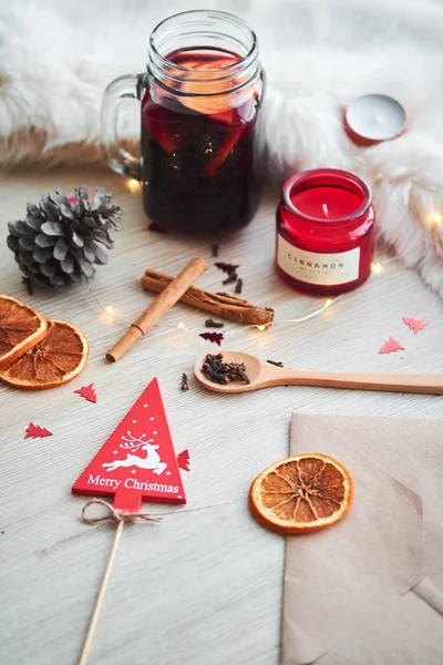 Χριστουγεννιάτικη Σύνθεση Ποτήρι Ζεστό Mulled Κρασί Φρούτα Κεριά Και Είδη — Φωτογραφία Αρχείου