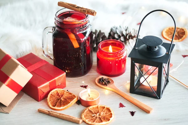 Χριστουγεννιάτικη Σύνθεση Κούπα Ζεστό Ζεστό Κρασί Φρούτα Λαμπάδες Δώρα Και — Φωτογραφία Αρχείου