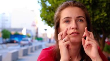 Bar, İspanya ve takım oyunu rekabet ile hayal kırıklığına için tezahürat parmak kapısı Bayan futbol fan izlerken futbol maçında. Kadın bir İspanyol bayrağı ile.