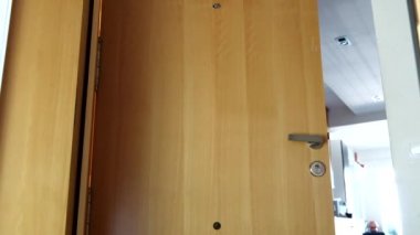 Genç çekici kadın gözlük dairesini kapılarını açıyor, eve yorgun onun işten. Takım elbise ve anahtarları elinde tutan bir iş kadını.