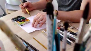 sanatçı ile suluboya boya çizim