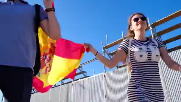 Медленное Движение Молодой Счастливой Женщины Мужчины Испанским Флагом Камере Празднующей — стоковое видео