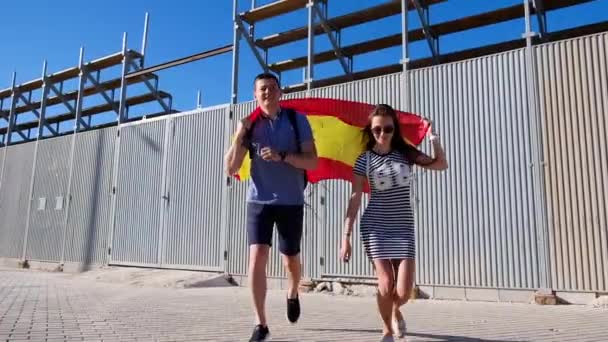 Zwolnionym Tempie Młodych Szczęśliwe Kobiety Mężczyzny Hiszpańską Flagę Kierunku Kamery — Wideo stockowe
