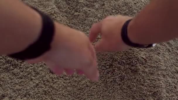 Mužské ruce kopat v písku a najít zlatý bitcoin — Stock video