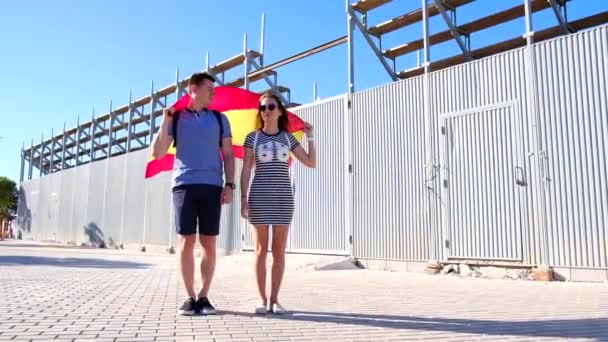 Movimento Lento Jovem Mulher Feliz Homem Correndo Com Bandeira Espanhola — Vídeo de Stock