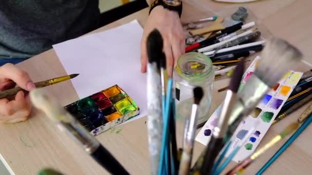Künstler zeichnet mit Aquarellfarben — Stockvideo