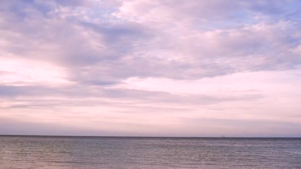 Fridfullt och lugnt skott av en försiktigt överlappande havet och fin violett himmel — Stockvideo