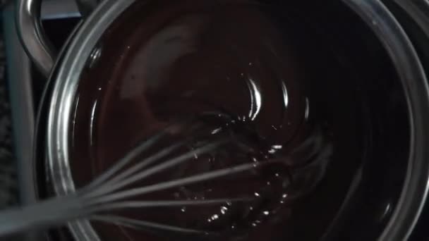 Primo piano di una donna che mescola cioccolato fuso — Video Stock