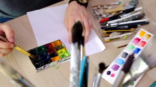 Künstler zeichnet mit Aquarellfarben — Stockvideo