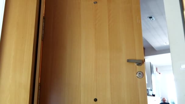 Młoda Atrakcyjna Kobieta Okularach Otwarcie Drzwi Jej Mieszkania Wracając Domu — Wideo stockowe