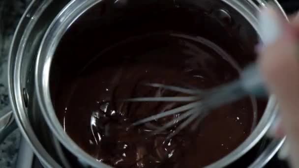 Egy Olvasztott Csokoládét Keverés Egy Habverővel Pot Részlete Lassú Mozgás — Stock videók