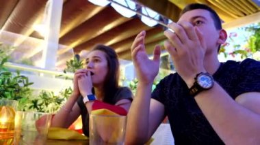 Futbol hayranları izlerken futbol maçı adlı bar, takım oyunu rekabet ile hayal kırıklığına uğrattı. Kadın bir İspanyol bayrağı ile.