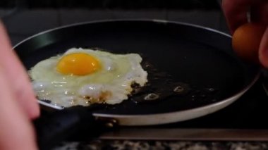 İki tava üzerinde kızarmış yumurta