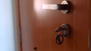 Erkek eller ev kapıyı kilitlemeyi anahtarın dönüm Close-up