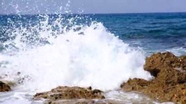 Deniz dalgaları kayalarda kırılıyor.