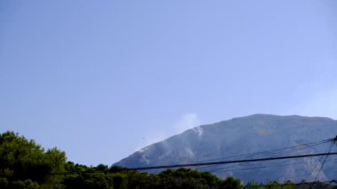 Denia, İspanya - 8 Temmuz 2018: Milli Parkı Montgo İspanyol şehir Denia ateş