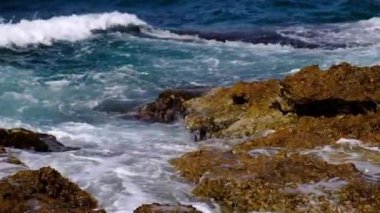 Deniz dalgaları kayalarda kırılıyor.
