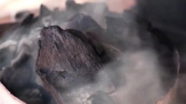 Barbekü içinde yanan ateşi