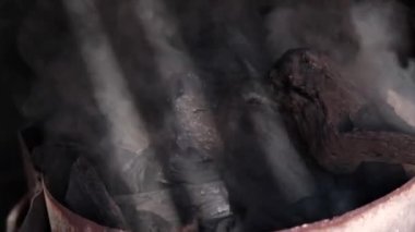 Ahşap ile yüklenen Barbekü