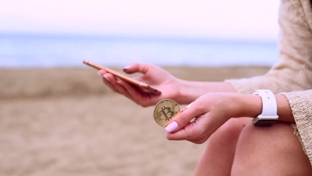 Bitcoin と携帯電話で女性の手 — ストック動画