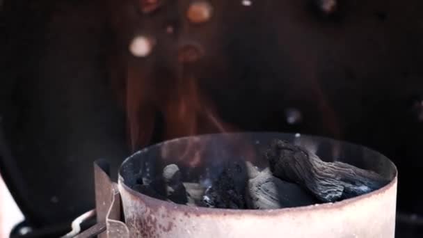 Barbekü içinde yanan ateşi — Stok video