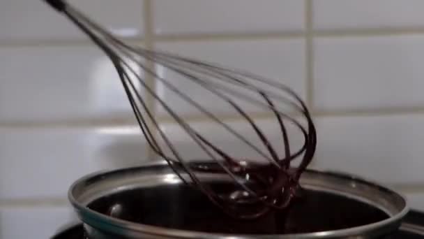 Κοντινό πλάνο Γυναίκα ανακατεύοντας λιωμένη σοκολάτα — Αρχείο Βίντεο