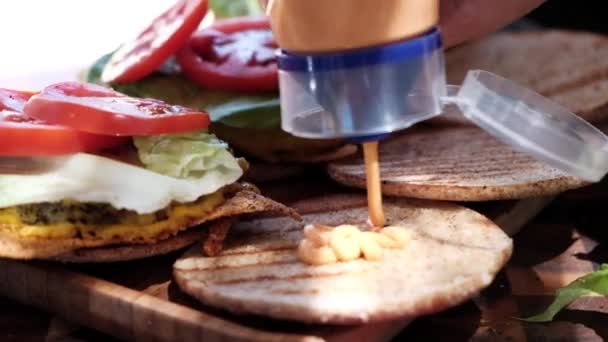 Freír chuletas y bollos de calamar en la parrilla . — Vídeos de Stock